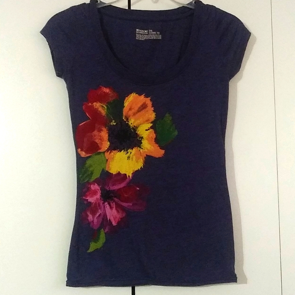Womens/junior tee with short sleeves